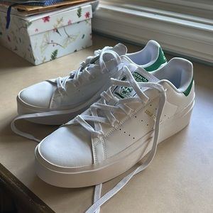 COPY - ADIDAS STAN SMITH BONEGA SHOES
GY9310
Cloud White / Cloud White / Green
…